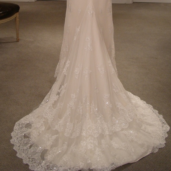 Michelle Roth custom “Diana” wedding gown from Kleinfeld, Manhattan. Size 4 - Picture 4 of 6